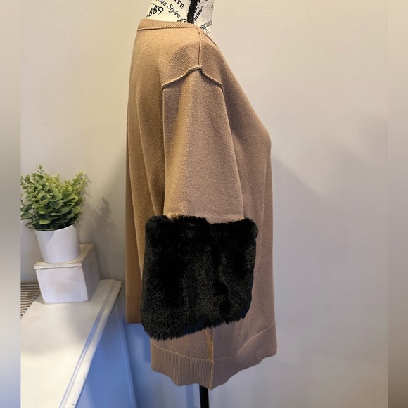 Michael Kors Camel Sweater with Black Faux Fur Cuffs Size Large Like New - Picture 3 of 7